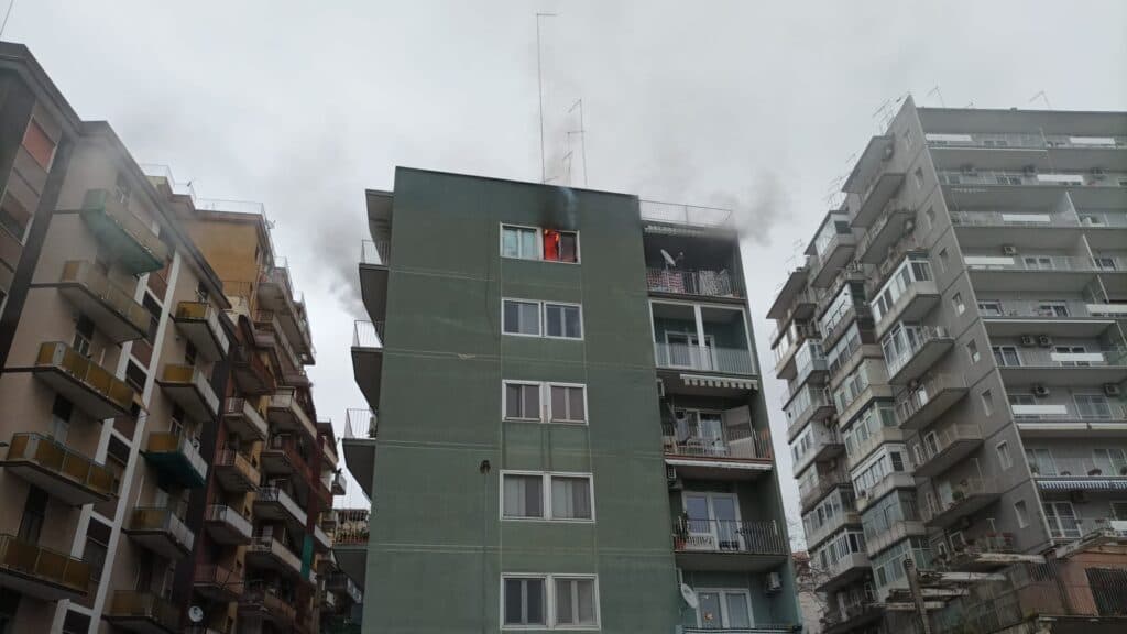 Taranto, paura in viale Virgilio: incendio in un appartamento