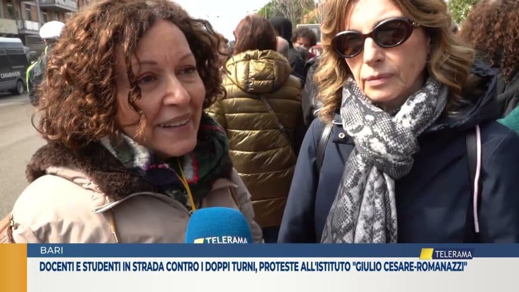 Docenti e studenti in strada contro i doppi turni, proteste all'istituto "Giulio Cesare-Romanazzi"