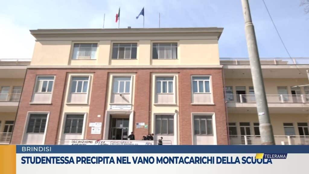 Studentessa precipita nel vano montacarichi della scuola