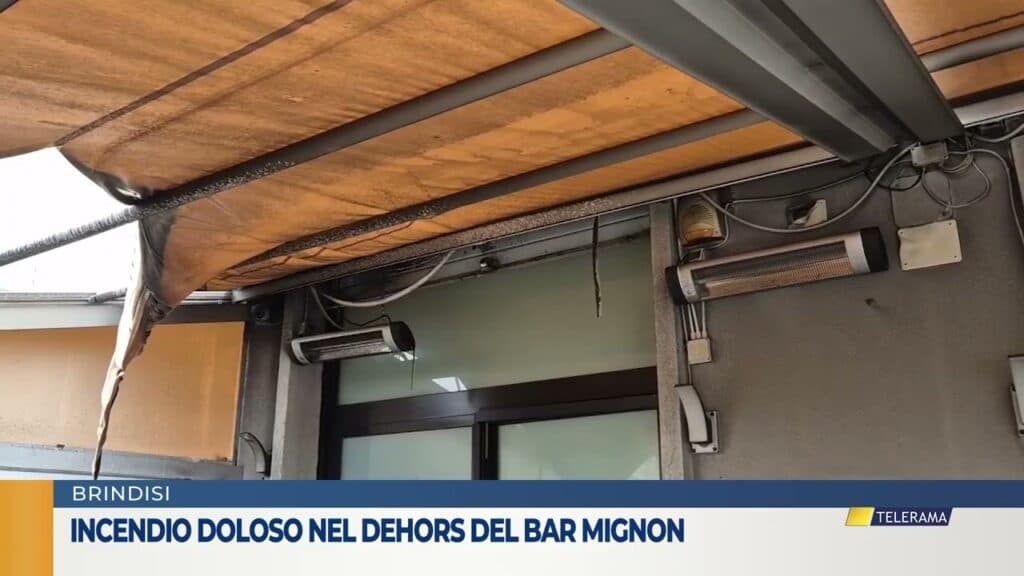 Incendio doloso nel dehors del bar Mignon a Brindisi