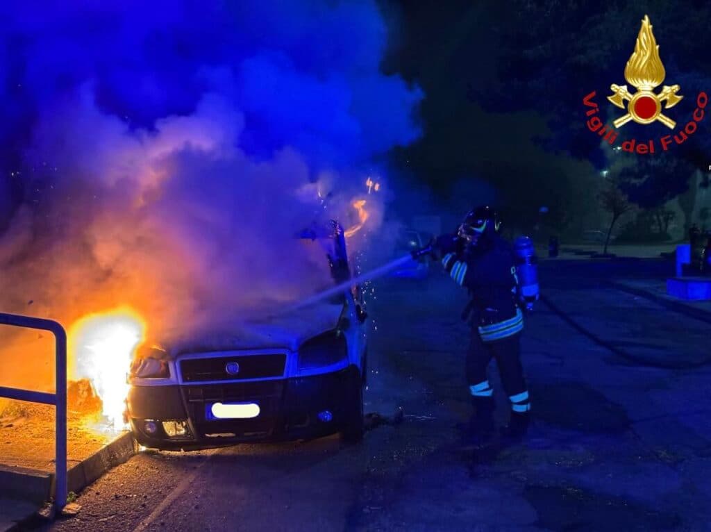 Fiamme nella notte: distrutte due auto