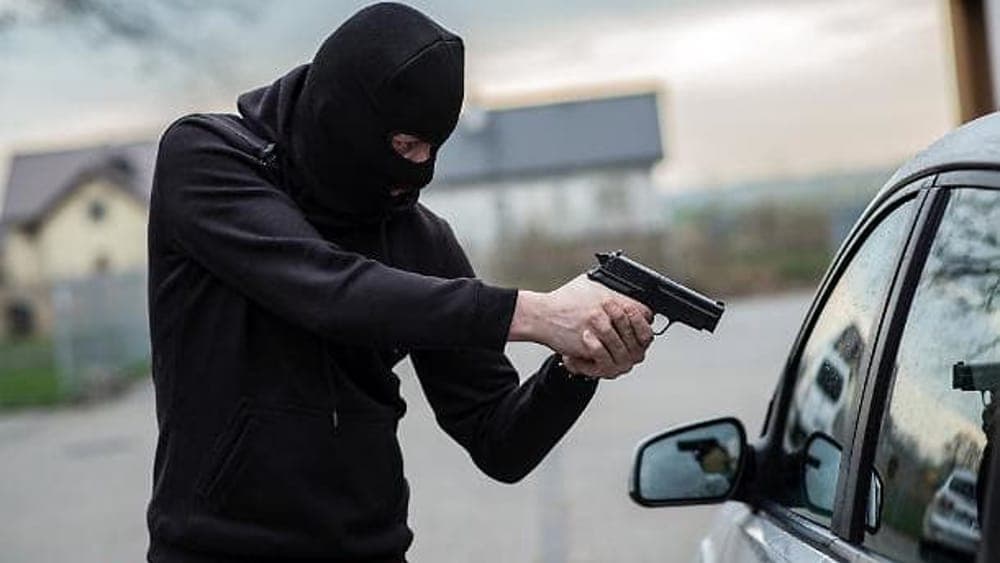 La bloccano in strada e le puntano due pistole alle tempie per rapinarla: arrestati