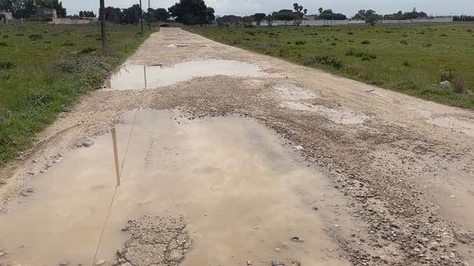 Strade dissestate e piene di buche. "A rischio la nostra incolumità, ma nessuno interviene"