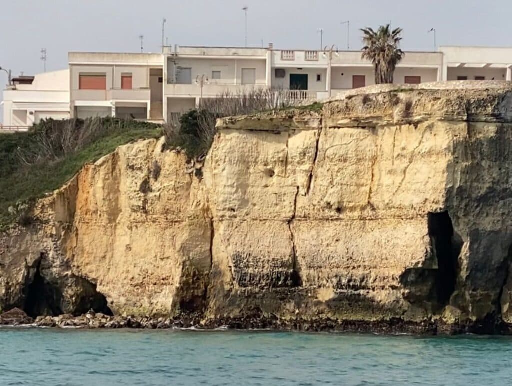 Torre dell'Orso, erosione: crepe alla base della torre, un progetto per la messa in sicurezza