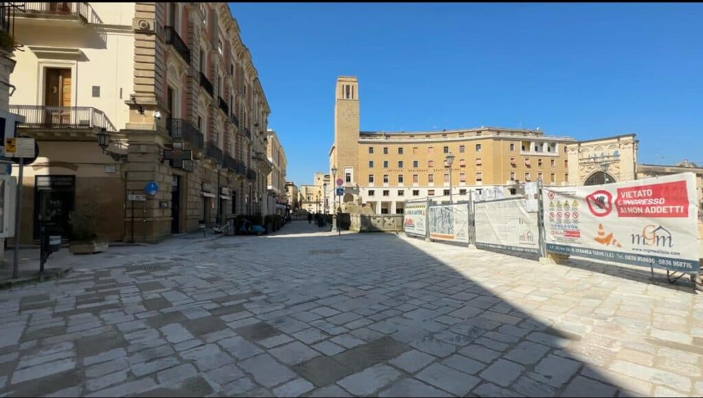 Posizionato il nuovo basolato, riapre l'ultimo tratto di via Fazzi