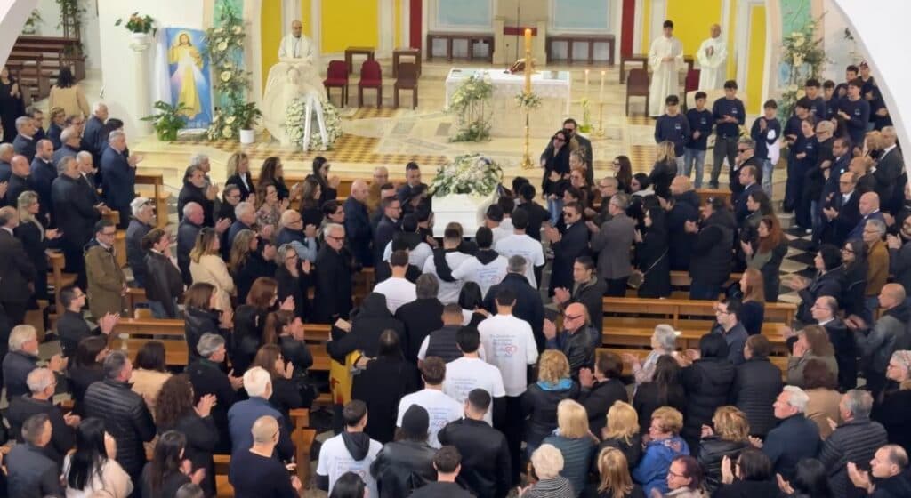 Antonio, morto a 21 anni, l'ultimo straziante saluto. Il papà: “abbracciate i vostri figli”