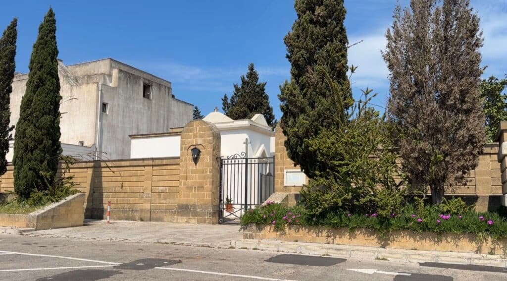 Profanata la tomba di un'anziana per rubare gioielli: è caccia ai responsabili