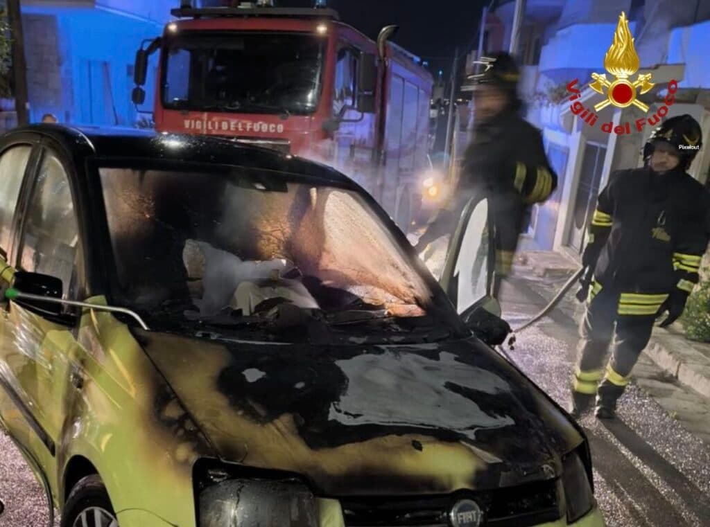 Fiamme nella notte a Casarano: danneggiata un'auto