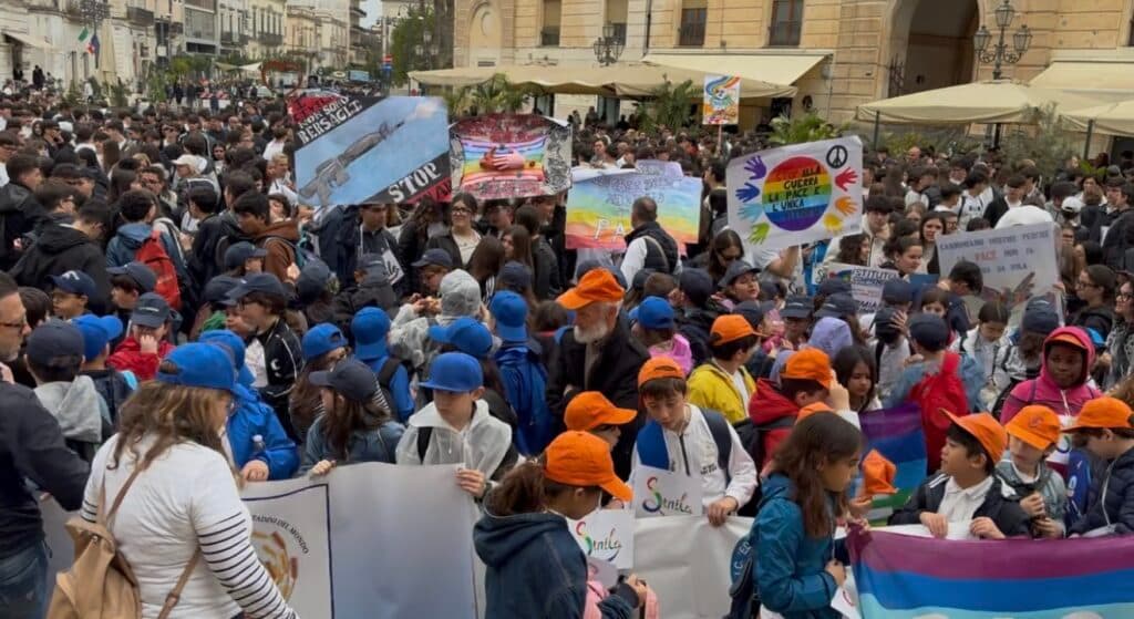 In oltre tremila per la Marcia della Pace: il messaggio dei ragazzi sfida la pioggia