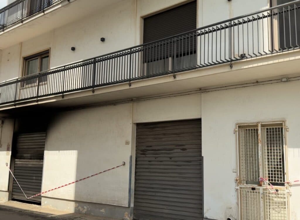 Incendio in un deposito di Galatone: immobile inagibile