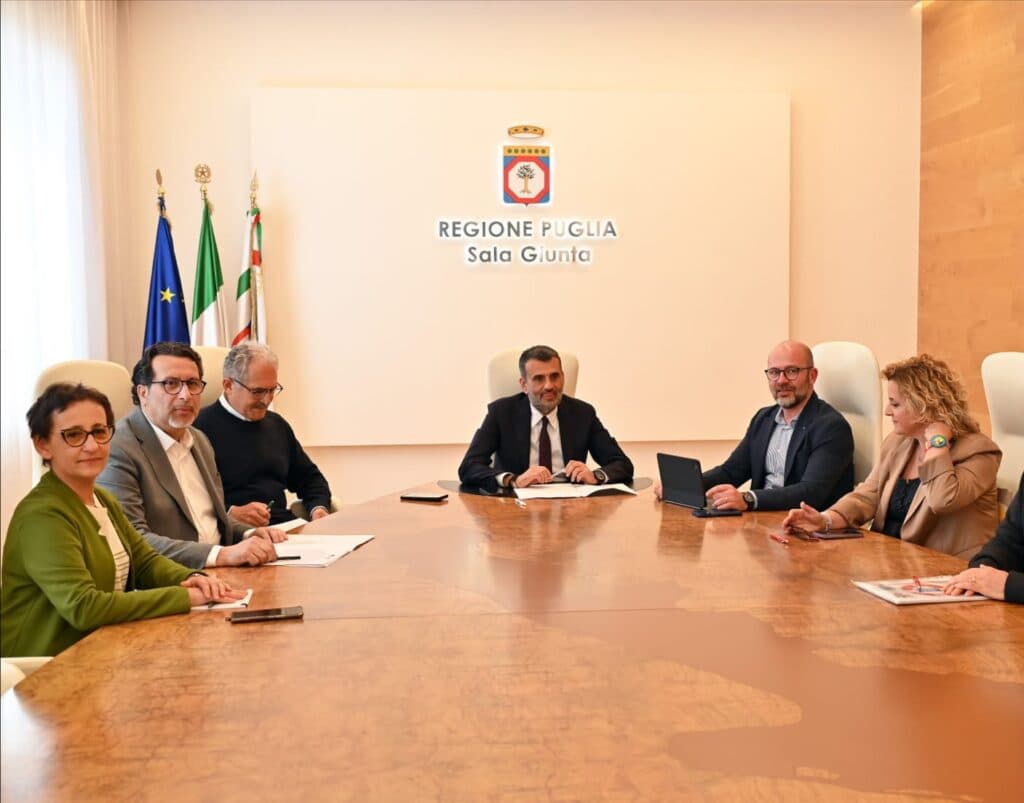 Disavanzo sanità, Decaro incontra i sindacati: confermato l'aumento Irpef