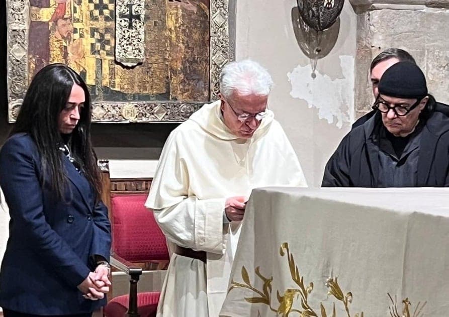 Bari, Renato Zero e la figlia di Bonaccorti nella Basilica di San Nicola: una preghiera per Enrica