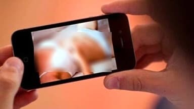 Scatti intimi rubati finiscono in rete: dopo la denuncia, scattano perquisizioni