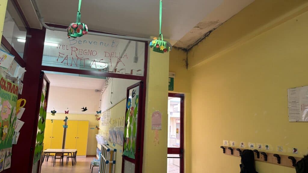 Veglie, scuola dell’infanzia tra infiltrazioni e umidità: aula resa inagibile