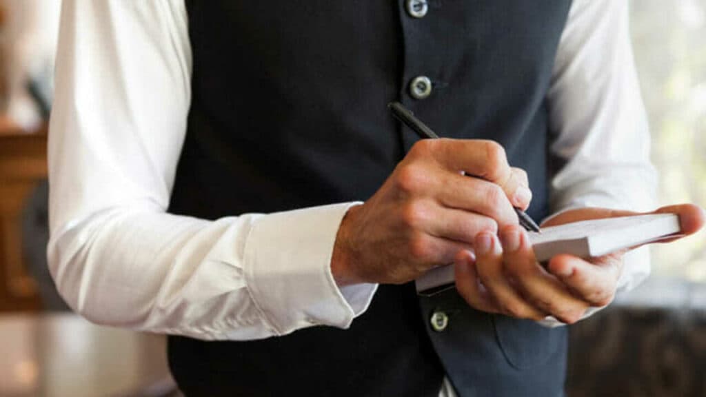 Annullando le comande dei tavoli ha intascato 45mila euro: indagato aiuto cameriere