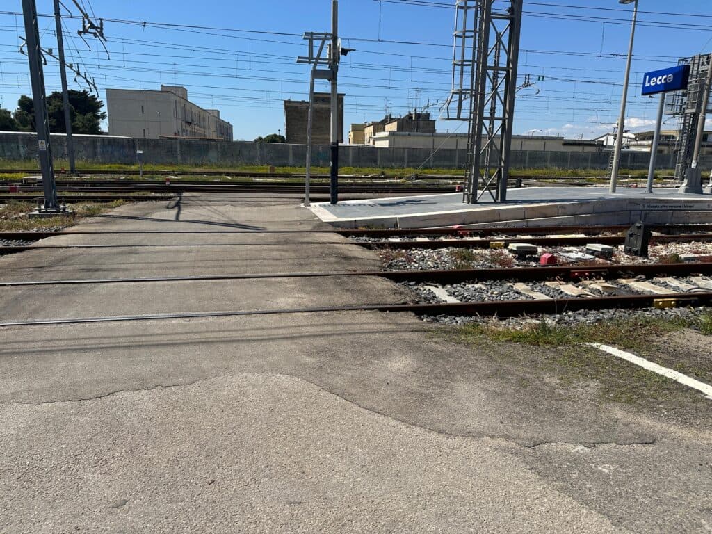 La denuncia di una disabile: "Con la mia carrozzina sui binari della stazione"