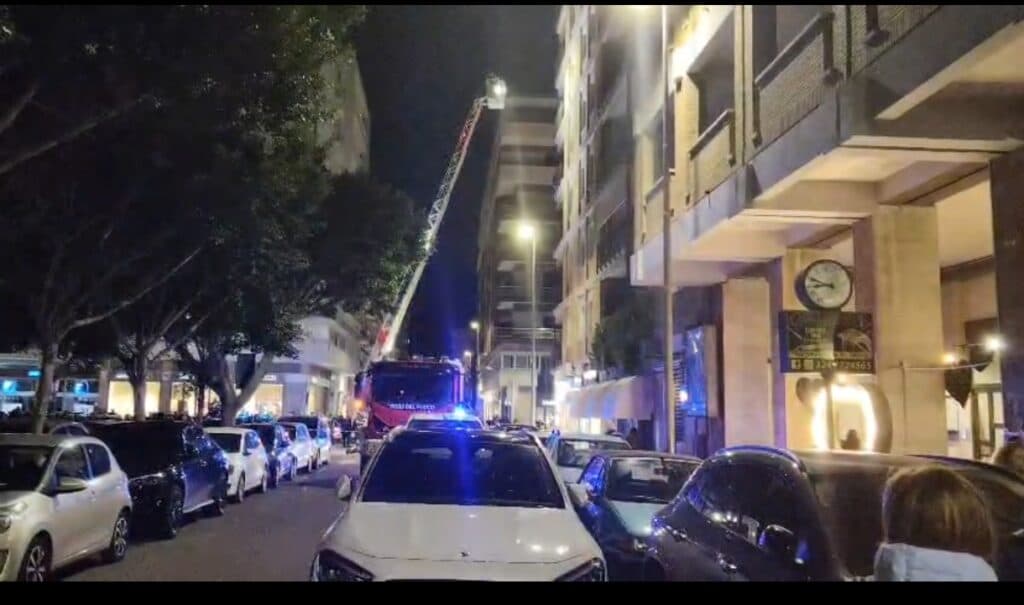 Cadono calcinacci da un palazzo, chiuso un tratto di strada tra piazza Mazzini e via Trinchese