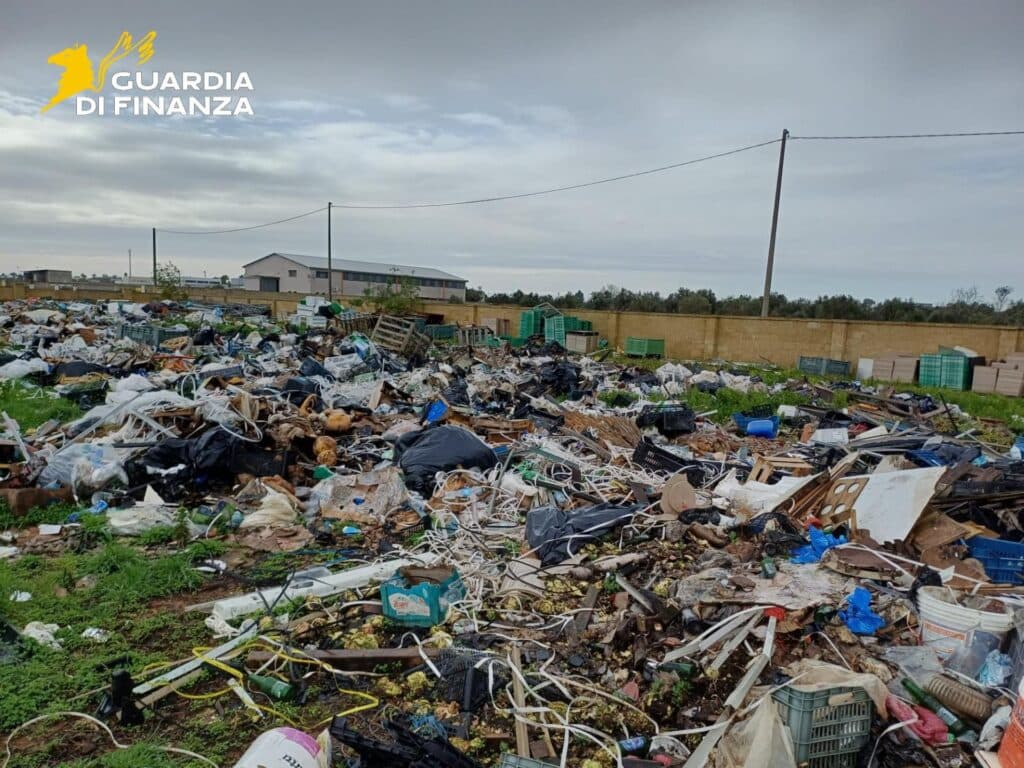 Trepuzzi, scoperta discarica abusiva di quasi 12000 mq: scattano sequestro e denuncia