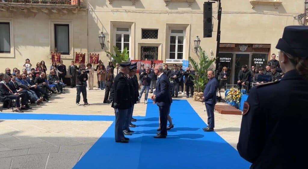 “Esserci sempre”: la Polizia si festeggia. E lancia due allarmi: droga e giovani