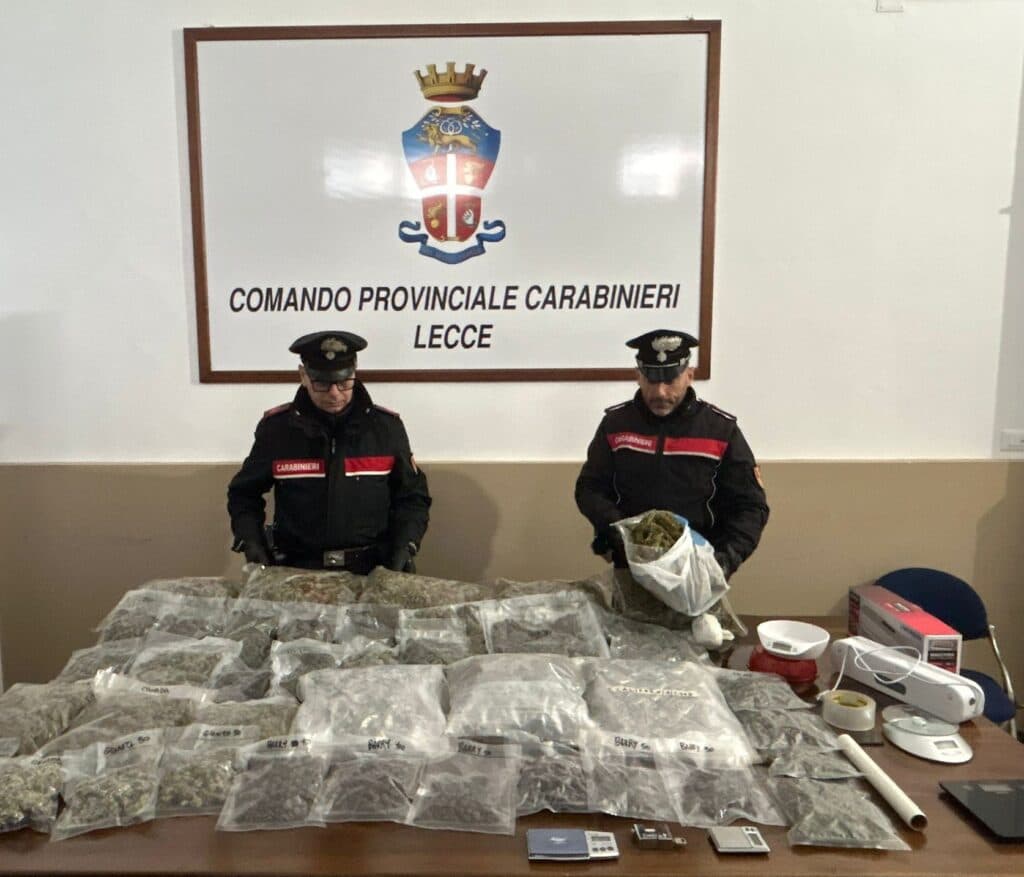 In una stalla nascondeva 11 chili di marijuana: arrestato 23enne