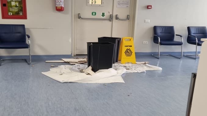 Colpo di coda invernale: piove anche negli ospedali e a scuola
