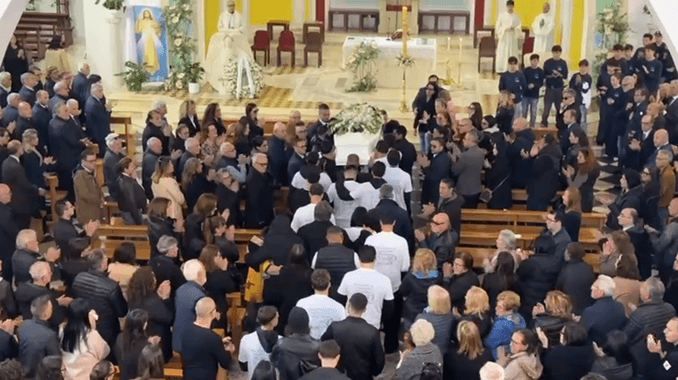 L'ultimo straziante addio ad Antonio Basile. Il papà: "abbracciate i vostri figli". La fidanzata: "eri il mio faro"