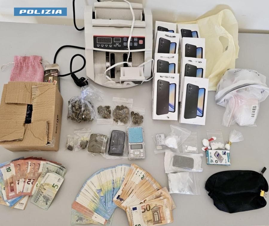 Droga, contanti ed esplosivi in casa: arrestato un 36enne a Copertino
