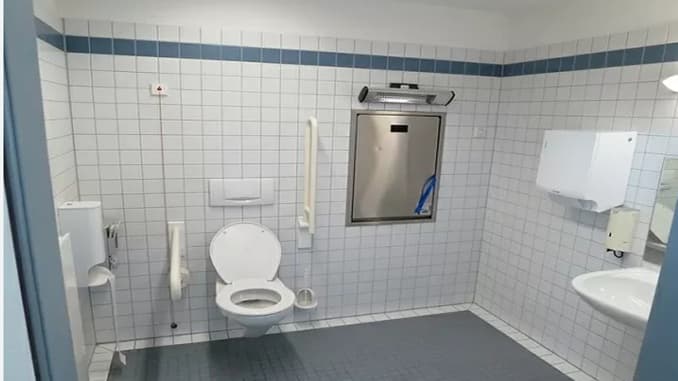 Donne immortalate nei bagni di una sede Asl: indagato un OSS
