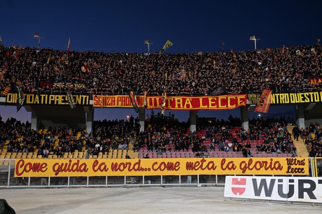 Capolavoro Lecce: quarta salvezza di fila. Squadra e tifosi pazzi di gioia