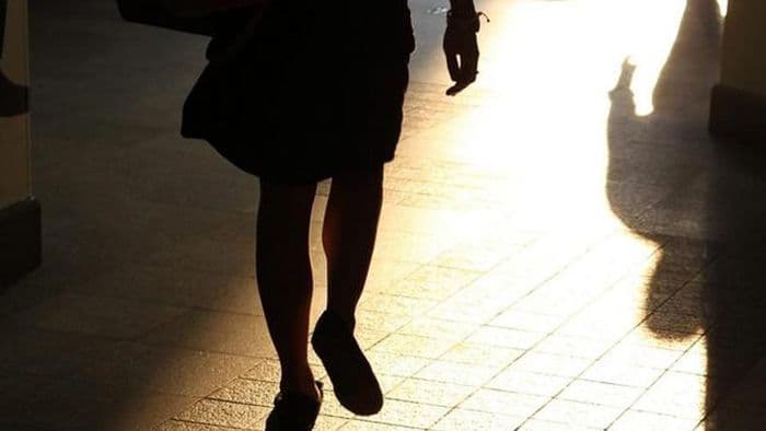 Minacce e appostamenti ai vicini per tre anni: divieto di dimora per una 61enne