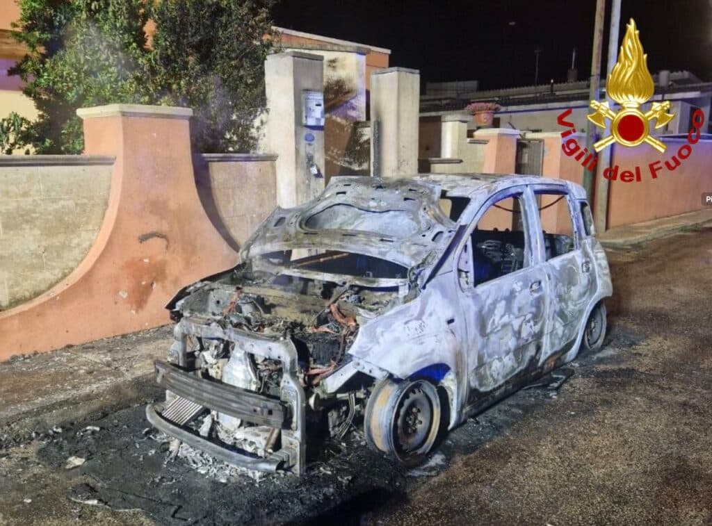 Notte di fuoco nel Salento: due auto in fiamme a Gemini e Galatone