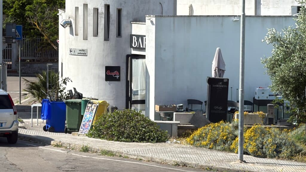 Casarano, incendio all'alba nel bar dell'ospedale: s'indaga