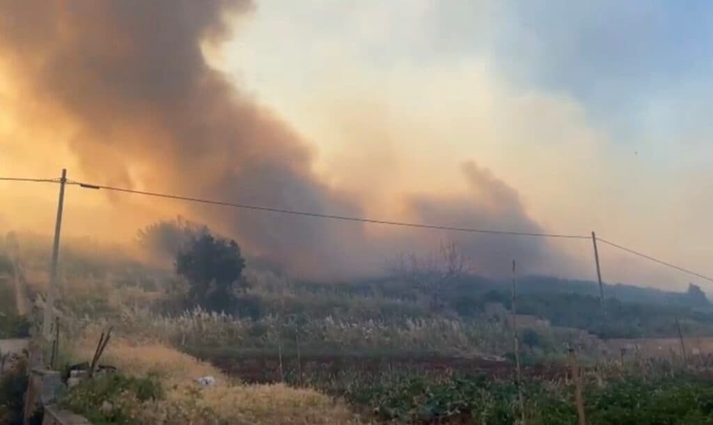 È già emergenza incendi nel Salento: fiamme da Andrano a Lido Marini