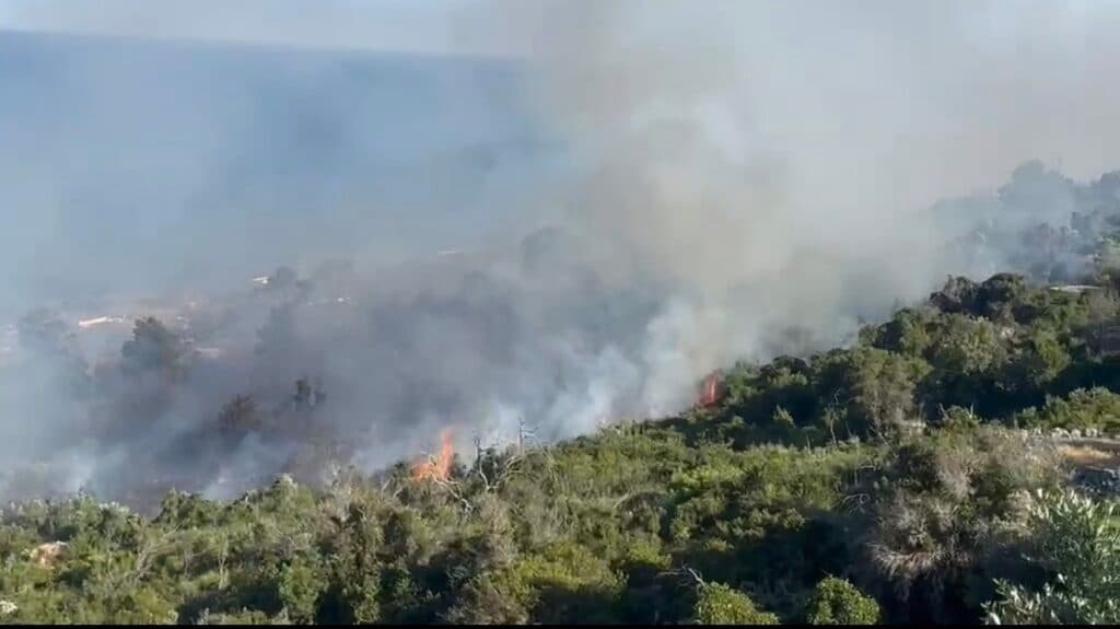 Emergenza incendi, oltre 200 ettari in fumo. I vigili del fuoco: “Sistema già al collasso”
