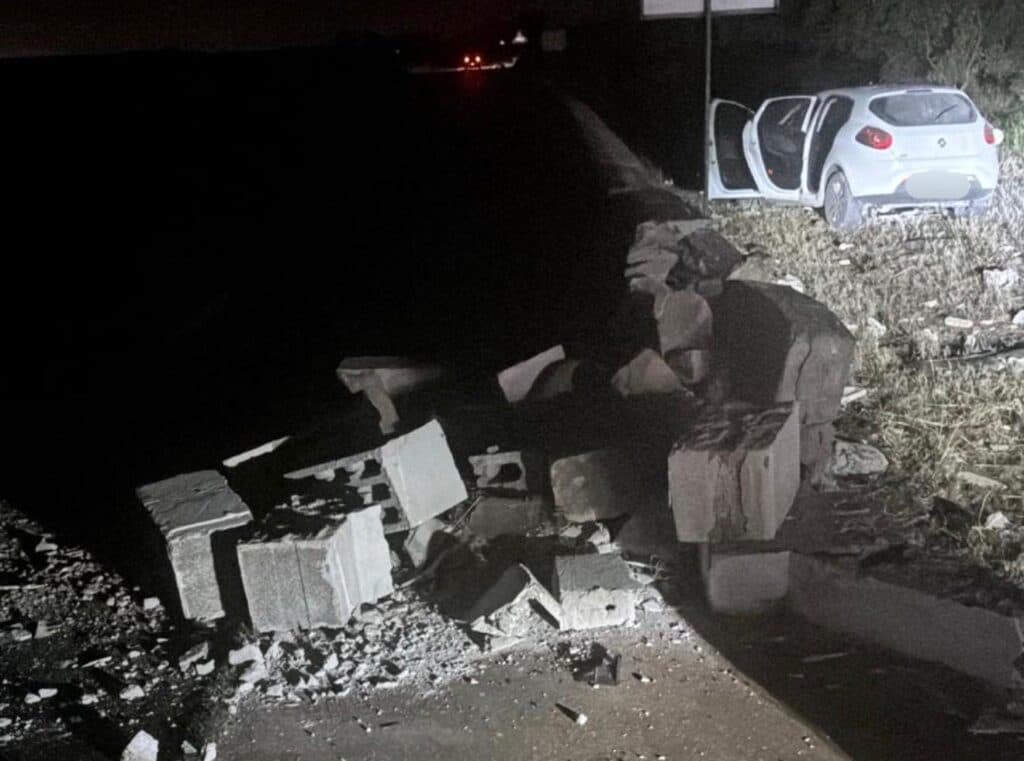 Schianto sulla Lecce-Melendugno: abbatte un muro e fugge ferito tra le campagne