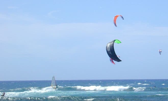 Disperso in mare mentre praticava kitesurf: ore di apprensione per un 39enne