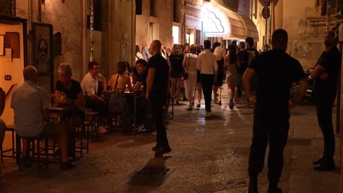 Allarme baby gang, “hanno tirapugni e coltelli”: il cuore di Lecce sorvegliato speciale