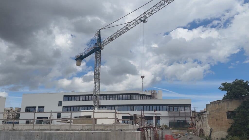 Ribaltamento stazione, la consegna del cantiere slitta alla prima metà di agosto