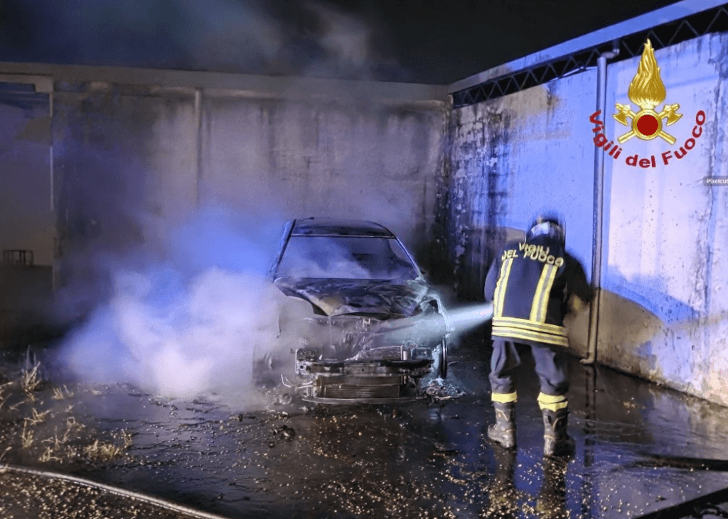 Due auto in fiamme tra Trepuzzi e Merine: indagini in corso
