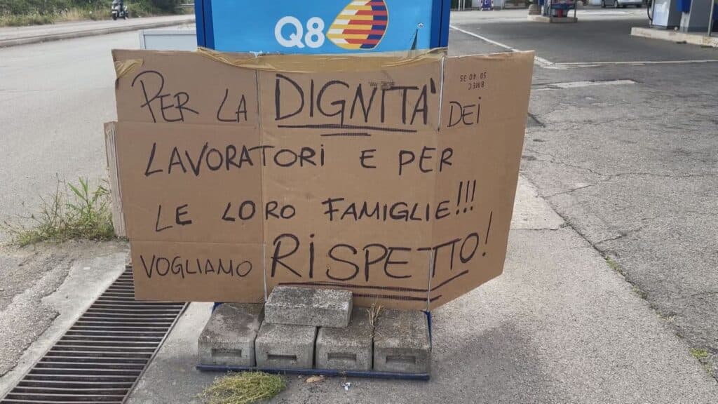 Senza stipendio da cinque mesi, scioperano i dipendenti dell'area di servizio Q8 di via Merine