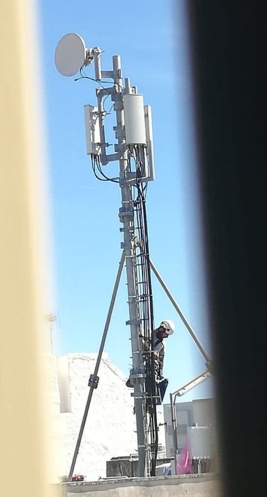 Poggiardo, cresce la protesta contro l’antenna 5G: “Paura per la salute dei residenti”