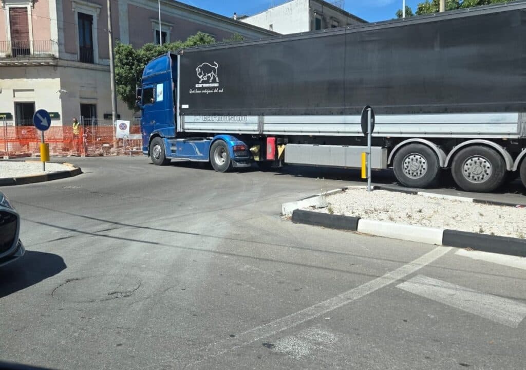 Lecce, petizione di 190 firme contro la soppressione degli stalli blu in viale Cavallotti