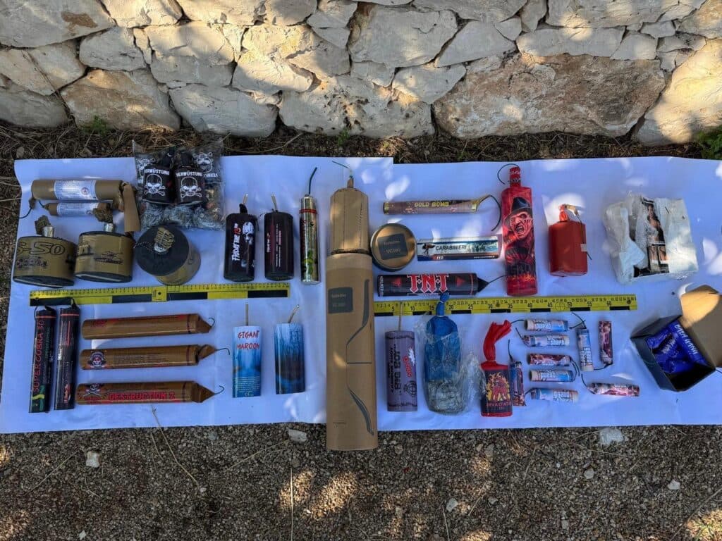Dodici chili di ordigni artigianali abbandonati a bordo strada: intervengono gli artificieri