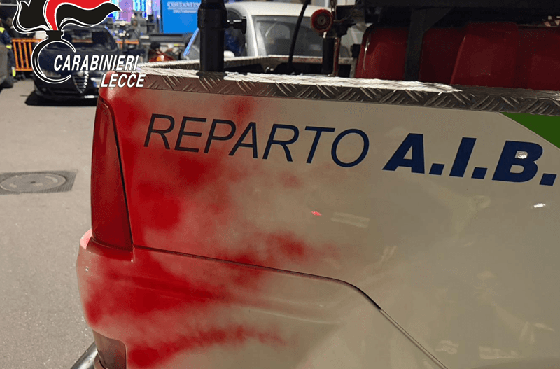 Galatone, spruzza vernice contro agente durante la festa e danneggia mezzi di servizio: arrestato