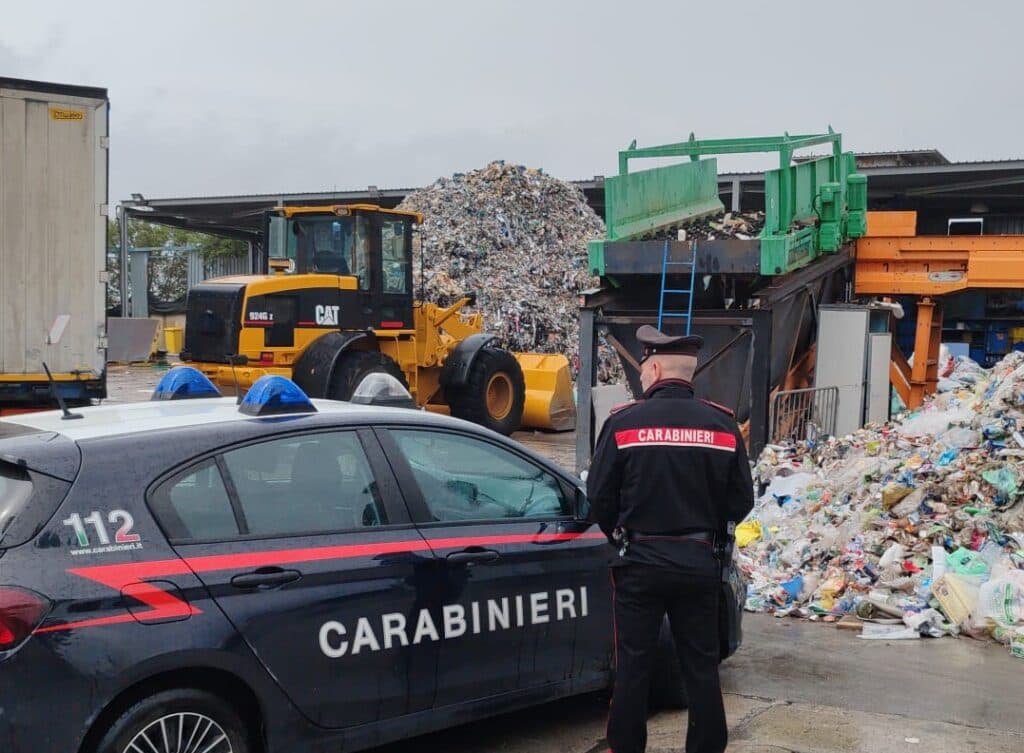Mano incastrata nel compattatore rifiuti: amputata mano ad operaio 54enne