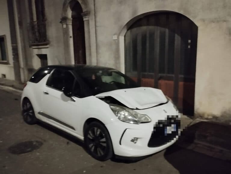 Montesano Salentino, ubriaco al volante centra due auto in sosta in pieno centro