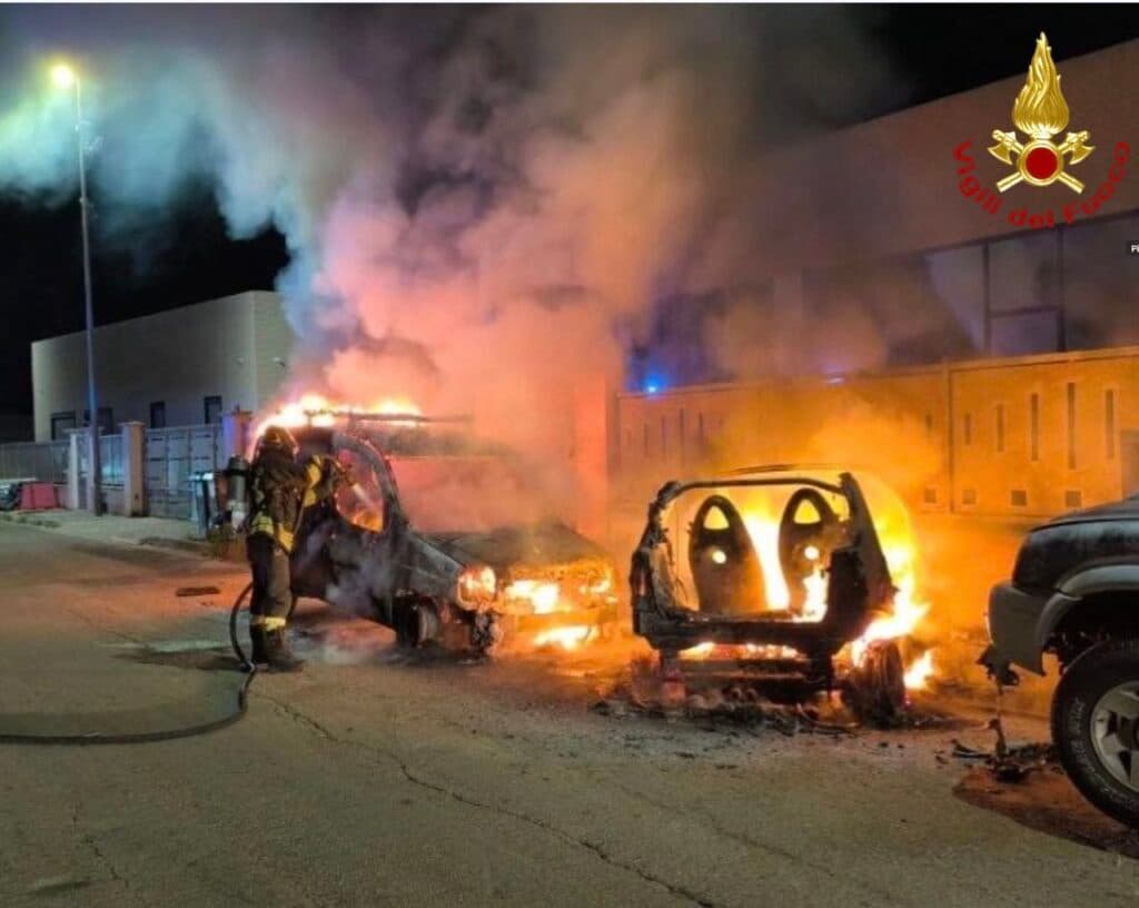 Galatone, incendio doloso nella notte: distrutte tre auto in via Caduti Galatei