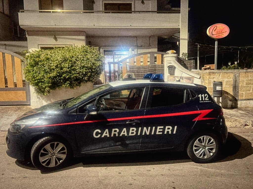 Matino, rapina a mano armata in pizzera: panico tra i clienti