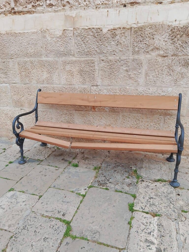 Vandali in azione a Specchia: danneggiati arredi e spazi pubblici appena riqualificati