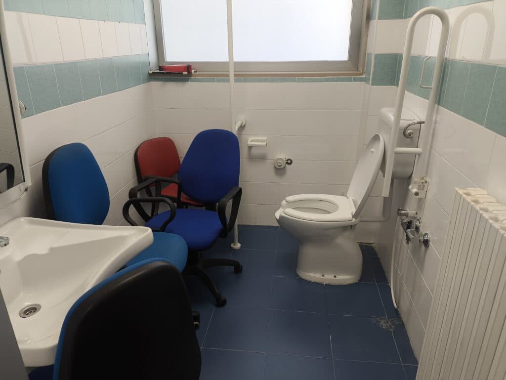 Gallipoli, bagno per disabili utilizzato come deposito